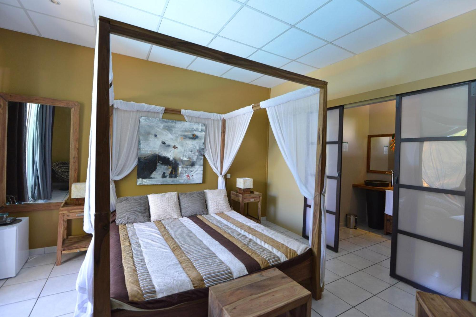 Hotel Ylang Ylang Сен-Жиль-ле-Бэн Экстерьер фото